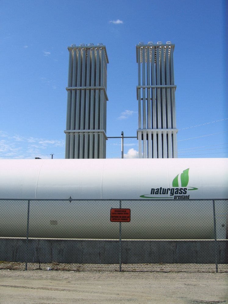 Liquefied natural gas storage and vaporisation equipment